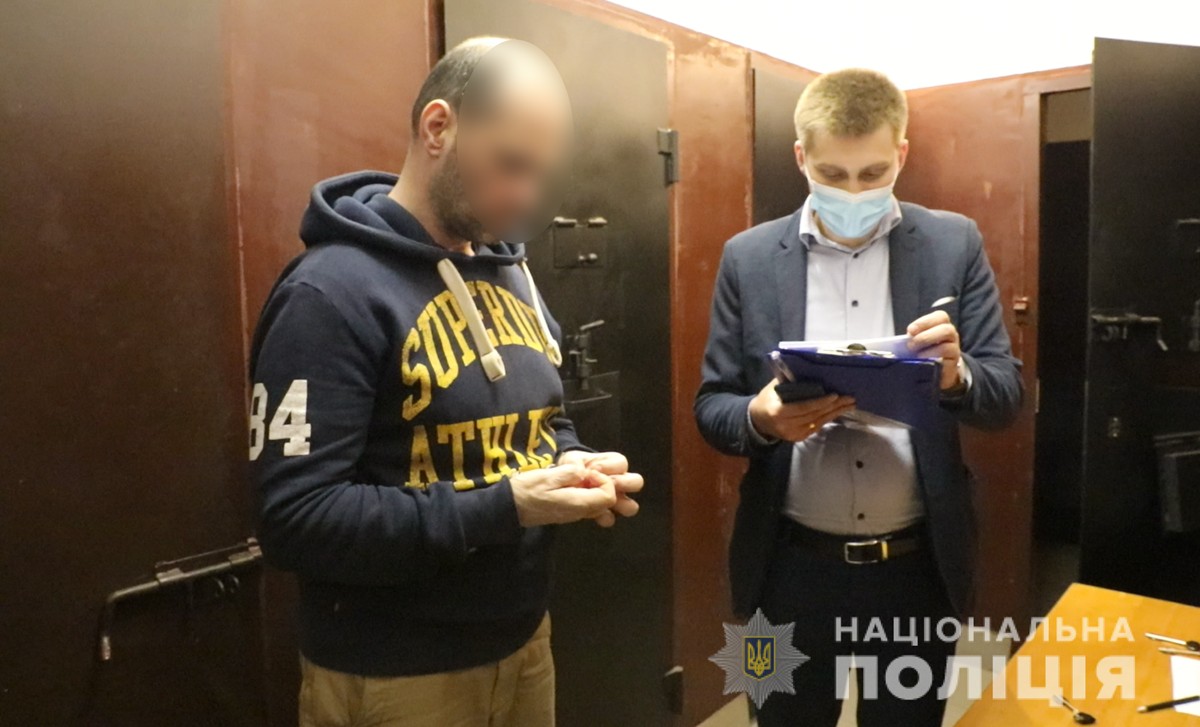 Шантажировал и подсыпал наркотики: в Киеве врач-венеролог избил одну девушку битой, а вторую убил 1