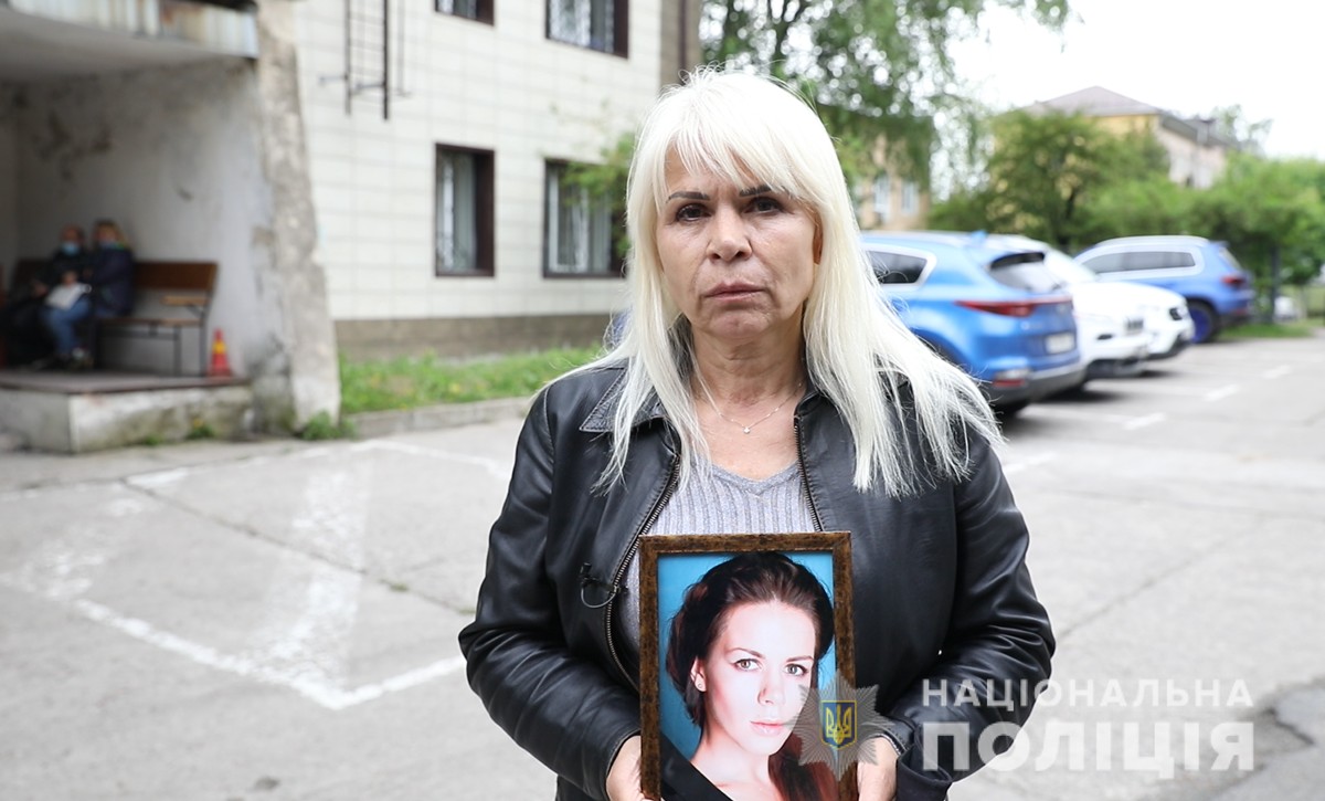 Шантажировал и подсыпал наркотики: в Киеве врач-венеролог избил одну девушку битой, а вторую убил 2