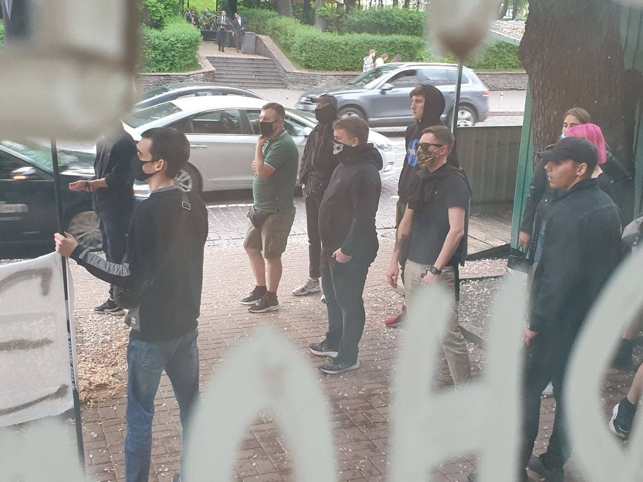 В Киеве хулиганы с фаерами сорвали пресс-показ фильма про ЛГБТ: посетители получили ожоги глаз 2