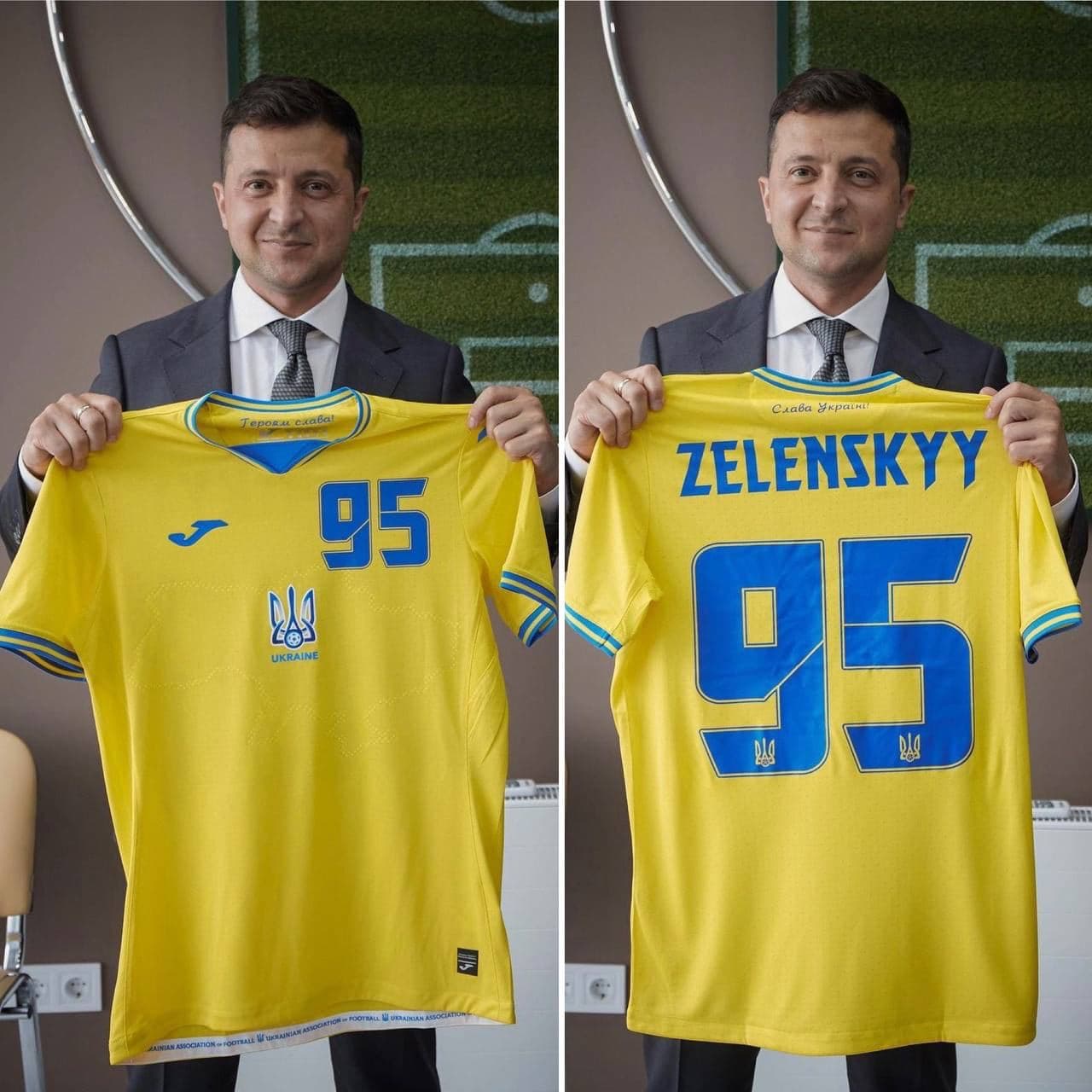 Зеленскому вручили именную футболку сборной Украины по футболу. Он сфотографировался для Instagram 2