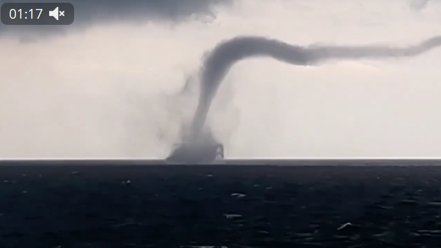 Смерч в Чёрном море под Одессой поднял столб воды в небо 1