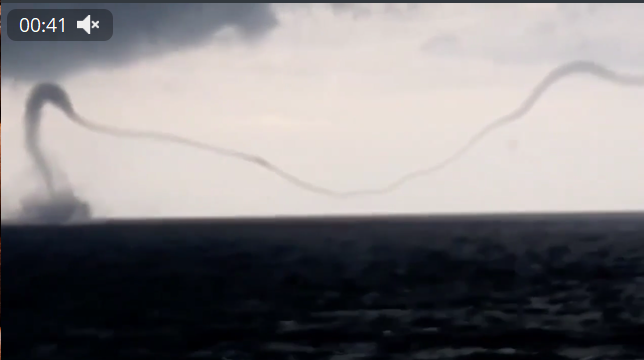 Смерч в Чёрном море под Одессой поднял столб воды в небо 2