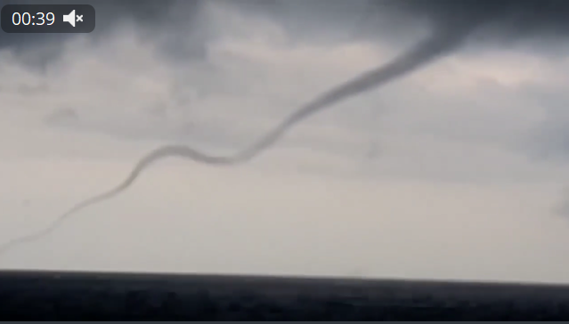 Смерч в Чёрном море под Одессой поднял столб воды в небо 3