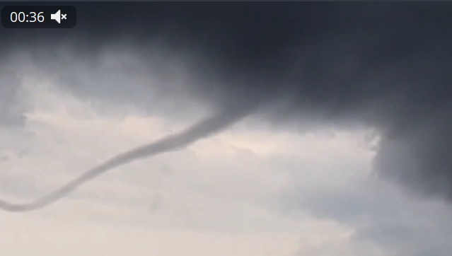 Смерч в Чёрном море под Одессой поднял столб воды в небо 4