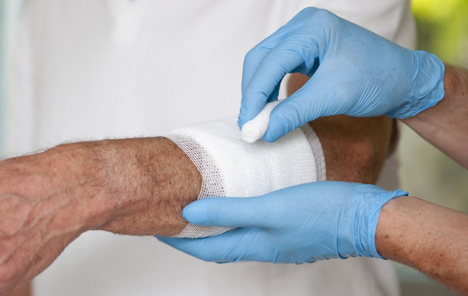 Как помочь человеку с кровотечением