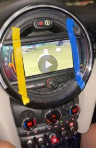 Скандальний репер Моргенштерн заявив, що вболівав за Україну в матчі з Англією, і показав зафіксований жовто-синім скотчем телефон 1