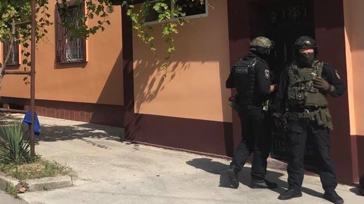В оккупированном Крыму российские силовики проводят обыски у крымских татар