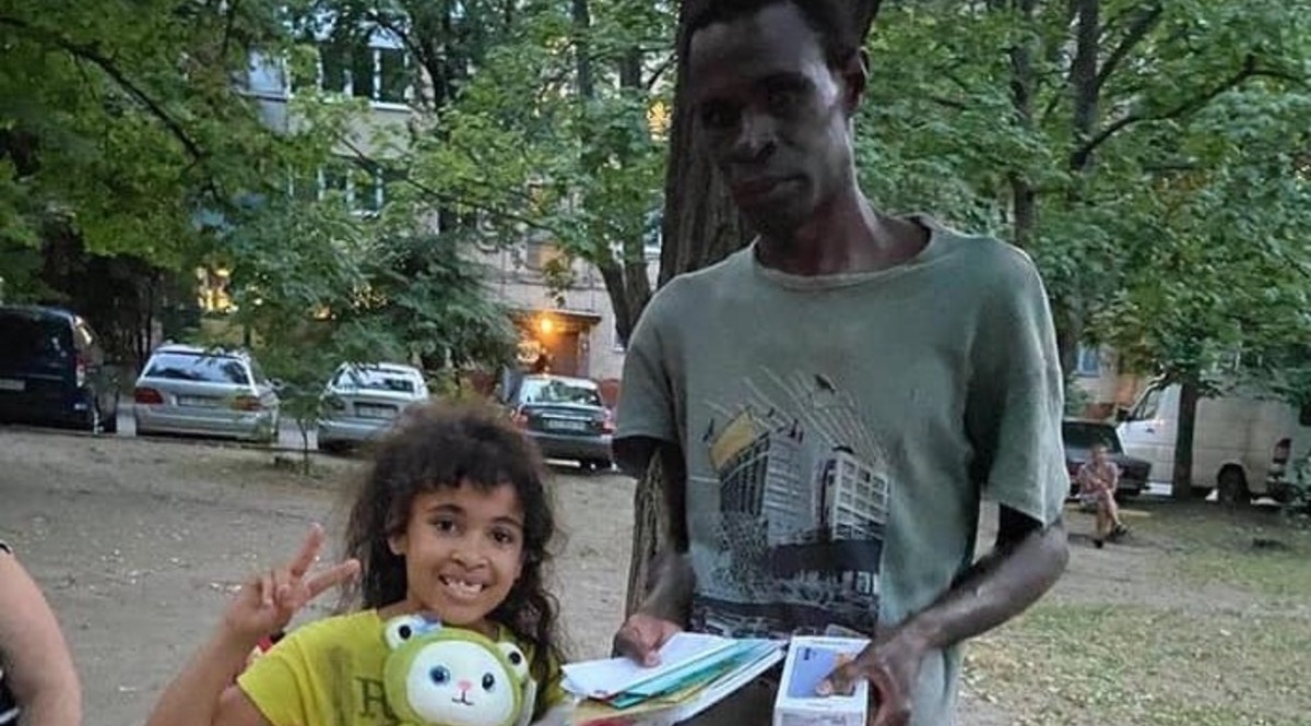 В Харькове запустили флешмоб соцпомощи иммигрировавшему из Конго курьеру Glovo, у которого украли велосипед