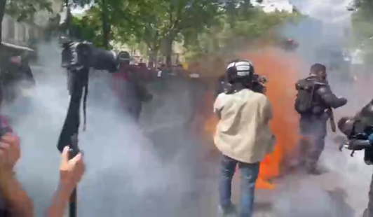 Французы вышли на протесты против обязательной вакцинации медиков и санпропусков для посещения баров 1