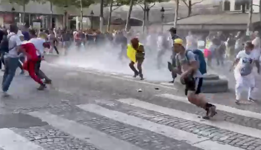 Французы вышли на протесты против обязательной вакцинации медиков и санпропусков для посещения баров 2