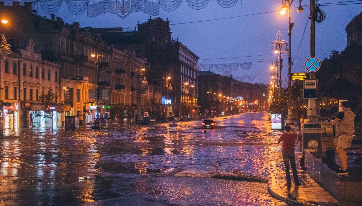 На Київ насувається гроза: синоптики попередили жителів столиці про можливі шквал і град