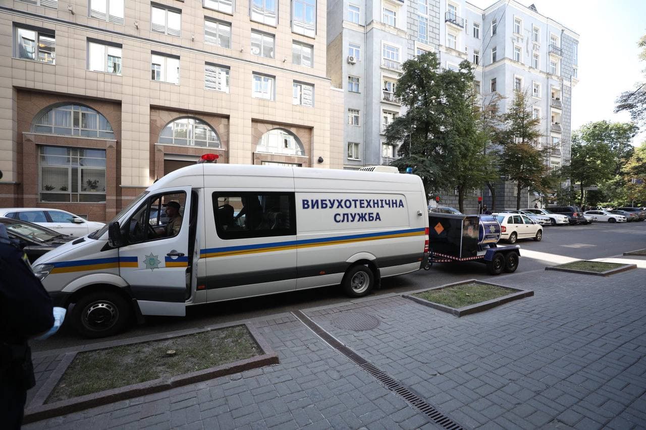 В Киеве мужчина с гранатой угрожает взорвать здание Кабмина 2