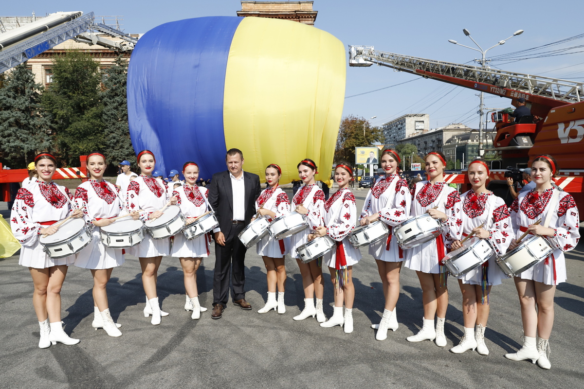 В центре Днепра подняли один из крупнейших в стране государственных флагов 1