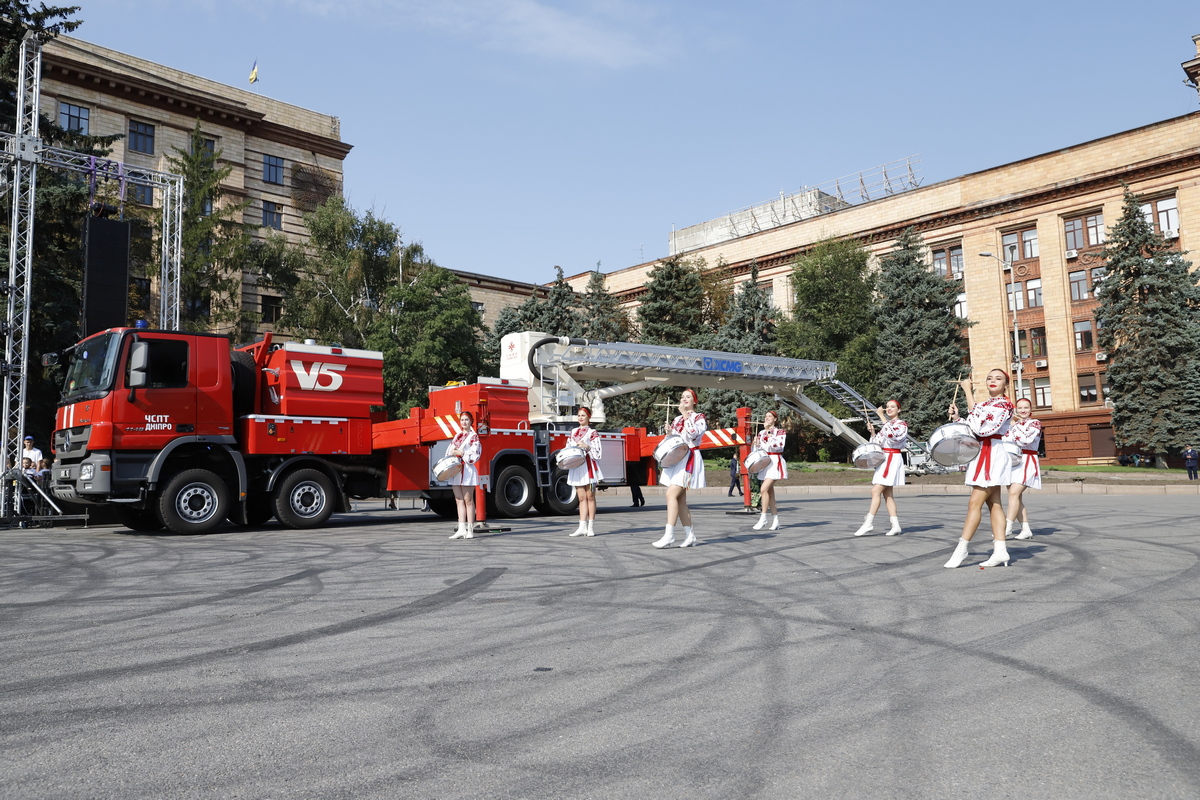 В центре Днепра подняли один из крупнейших в стране государственных флагов 4