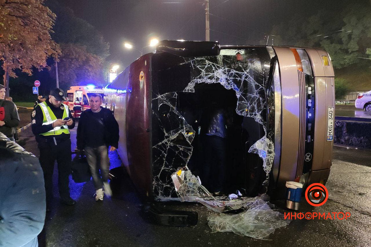 На Елены Телиги перевернулся пассажирский автобус В Киеве перевернулся рейсовый автобус "Кишинёв-Москва": 8 пассажиров забрала скорая, из них трое - дети 3