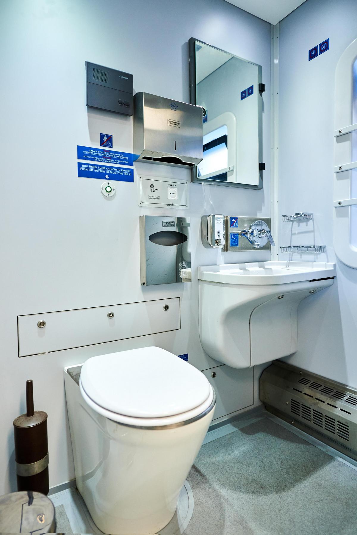 "Укрзалізниця" показала нові сучасні вагони та поїзди: як вони виглядають 13