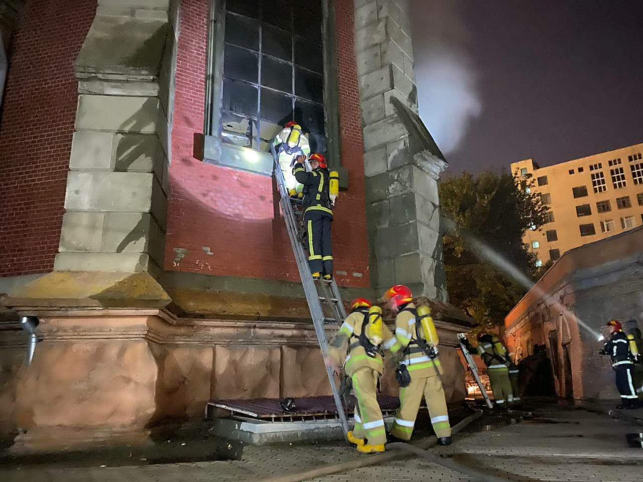 У Києві горить Миколаївський костел: вогонь охопив 2 поверхи 8