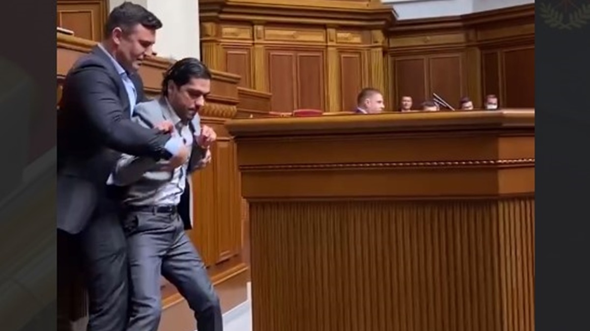 Николай Тищенко пытался вытолкать Гео Лероса с трибуны Верховной Рады
