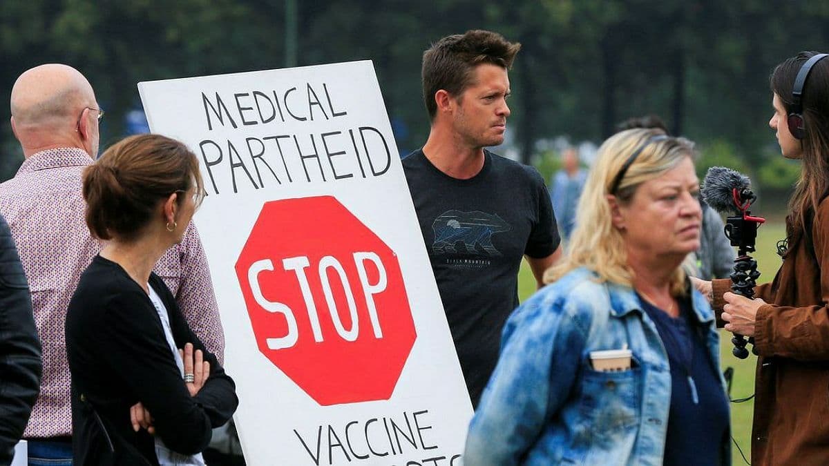 В Нидерландах сотни людей вышли на акцию протеста против обязательных COVID-сертификатов