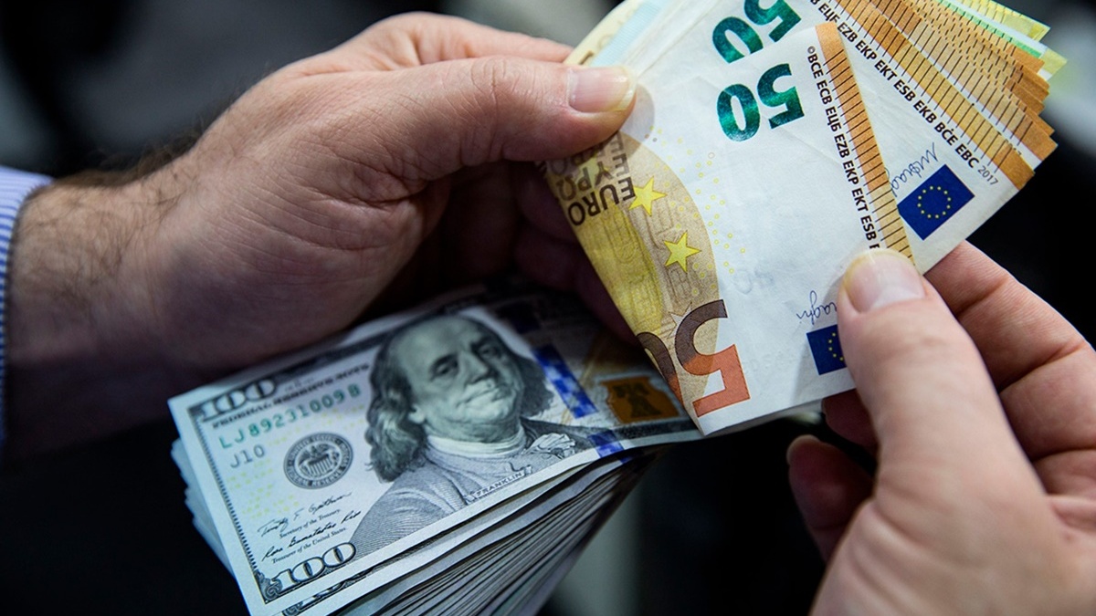 Сколько стоят доллар и евро: курс валют в Украине на 11 октября
