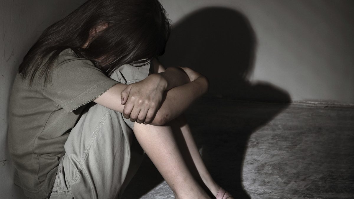 В Ровно мужчина полгода насиловал 10-летнюю дочь своей жены и снимал всё на видео. Ему дали пожизненное