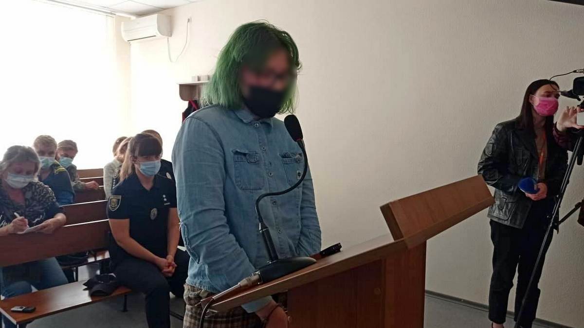 Девушку, которая стреляла в учителей из арбалета в Полтаве, перевели из СИЗО в психиатрическую клинику