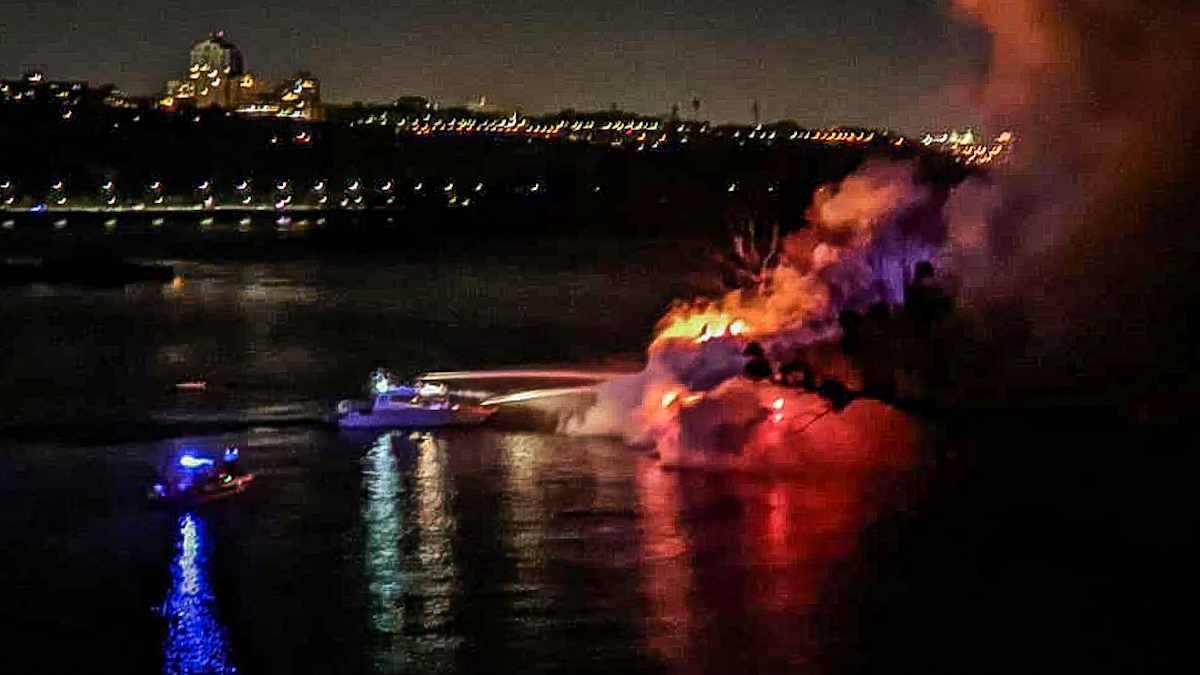 В Киеве загорелся ресторан на воде: его тушили с помощью катеров 1