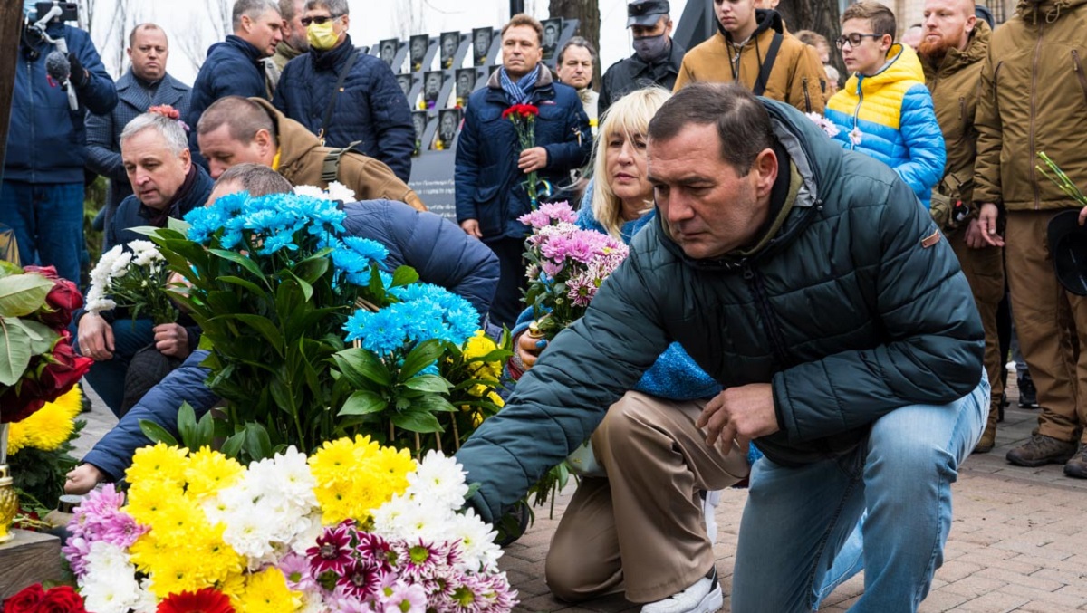 На Алее Небесной сотни возложили цветы в честь Дня Достоинства и Свободы