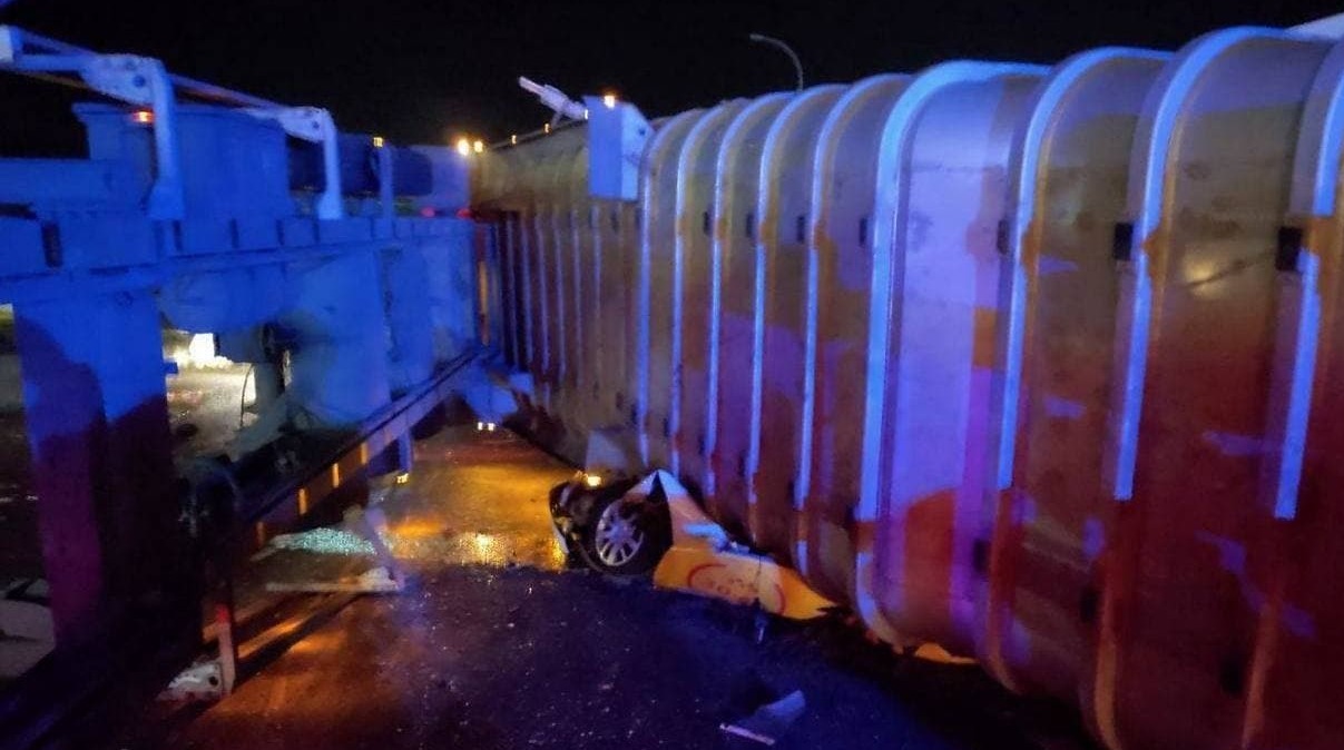 В Харькове фура раздавила такси, в котором ехали бабушка с ребёнком