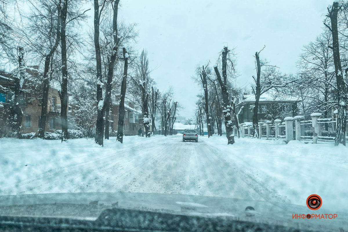 Засыпанные дороги и парализованный транспорт: города Украины накрыл снегопад 3