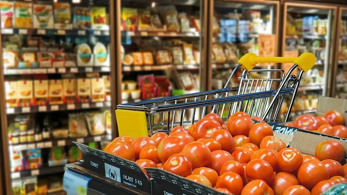 Как изменились цены на продукты и проезд в Украине за месяц