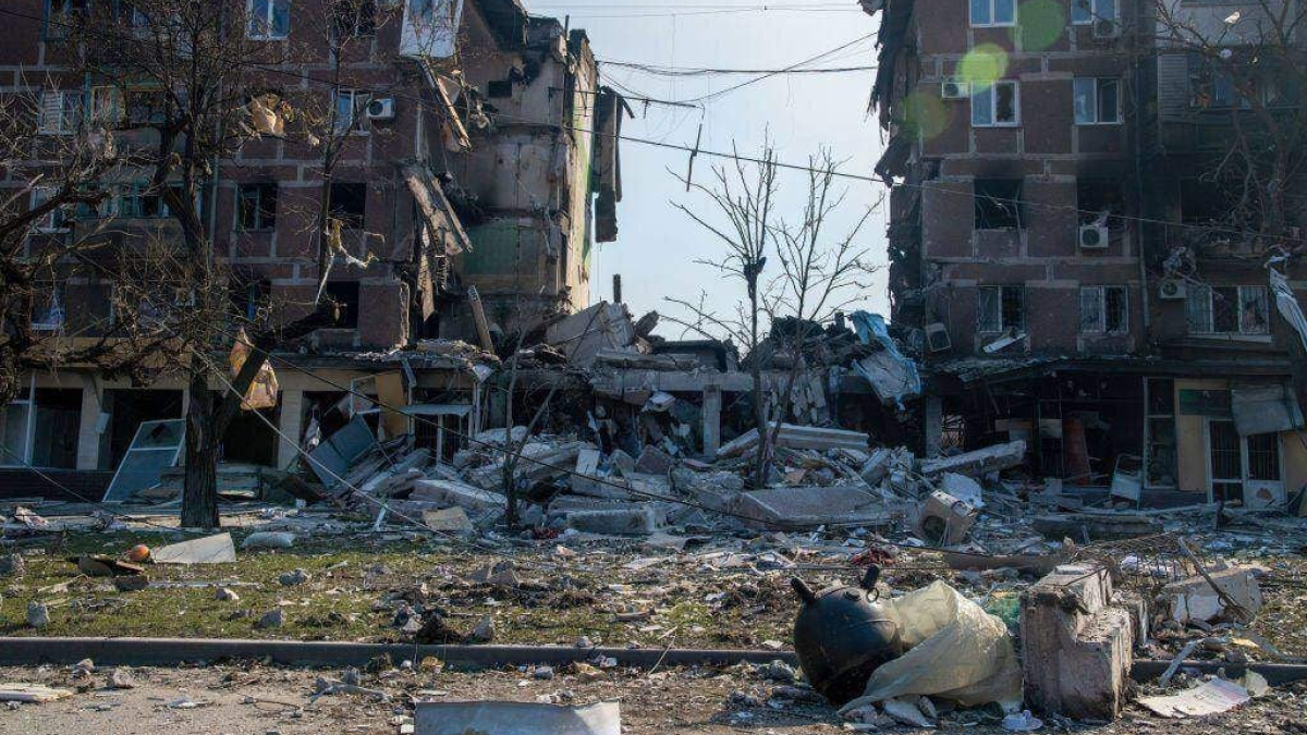 Окупанти влаштували в Маріуполі сміттєву катастрофу та карають за це місцевих мешканців примусовими роботами