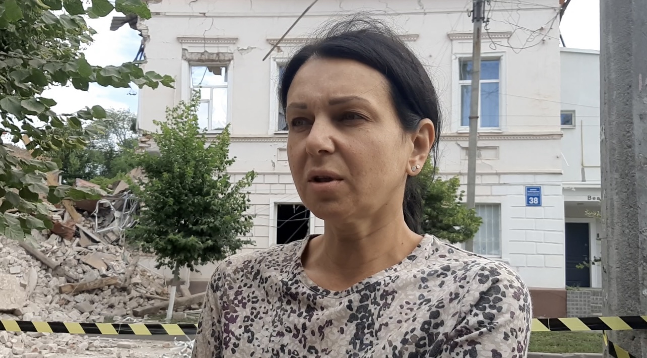 "Допомагаємо, бо відчуваємо свій обов'язок". Як харківські волонтери розбирають завали житлового будинку після ворожого обстрілу 1