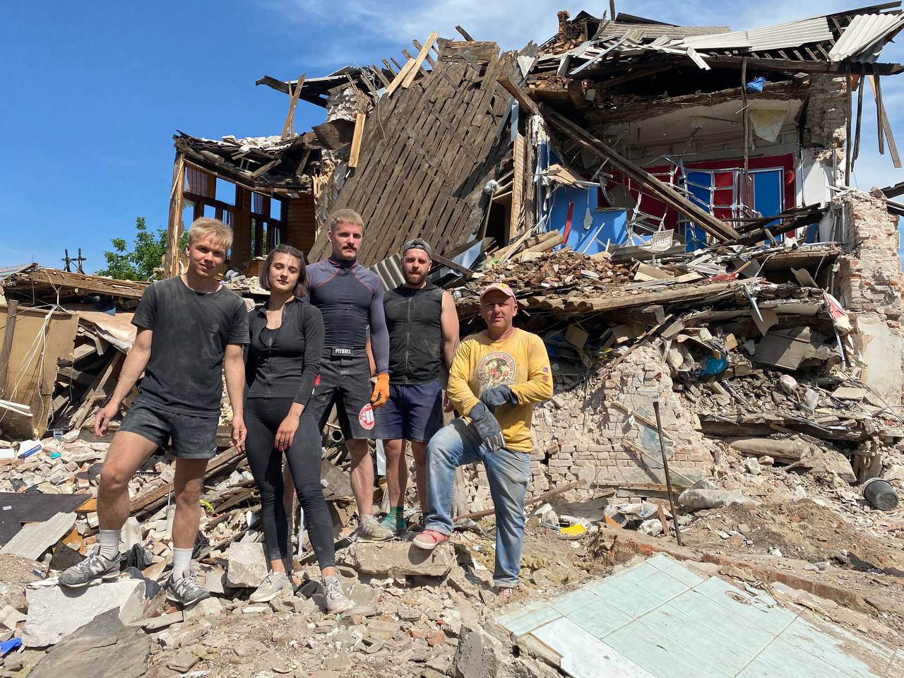 "Допомагаємо, бо відчуваємо свій обов'язок". Як харківські волонтери розбирають завали житлового будинку після ворожого обстрілу 2