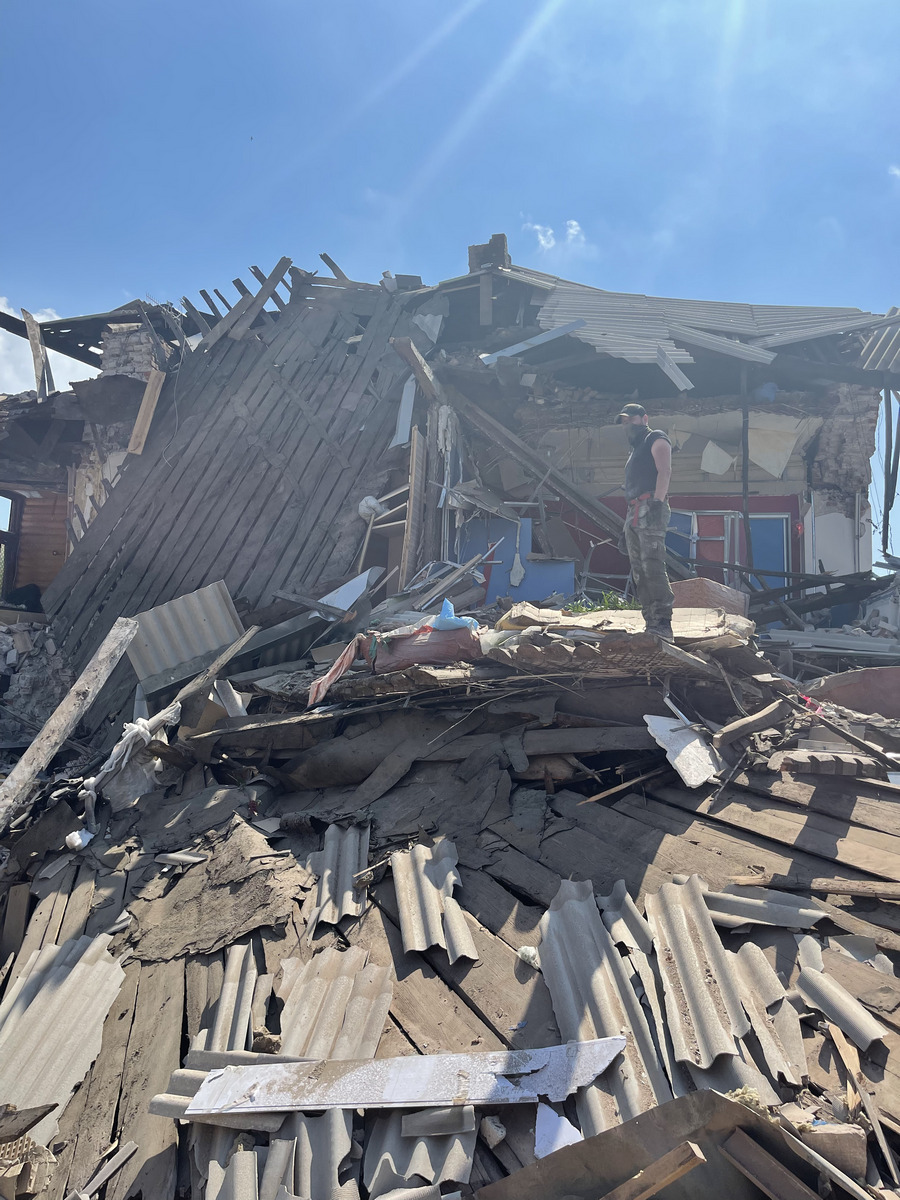 "Допомагаємо, бо відчуваємо свій обов'язок". Як харківські волонтери розбирають завали житлового будинку після ворожого обстрілу 3