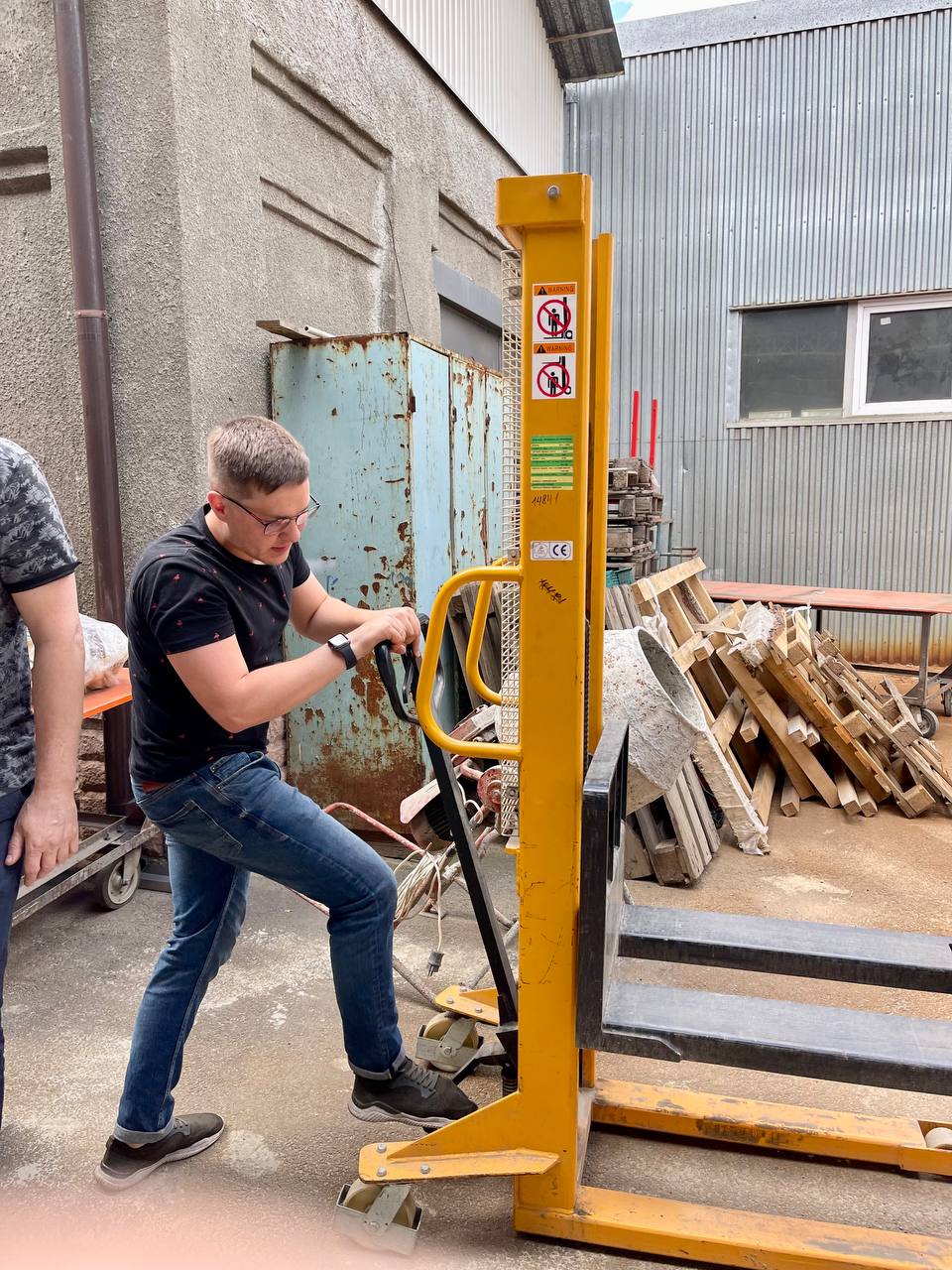 "Раніше люди просили допомогу, а зараз "замовляють доставку". Історія харківського волонтера, який разом із командою доставили понад 3 тисячі тонн продуктів 1