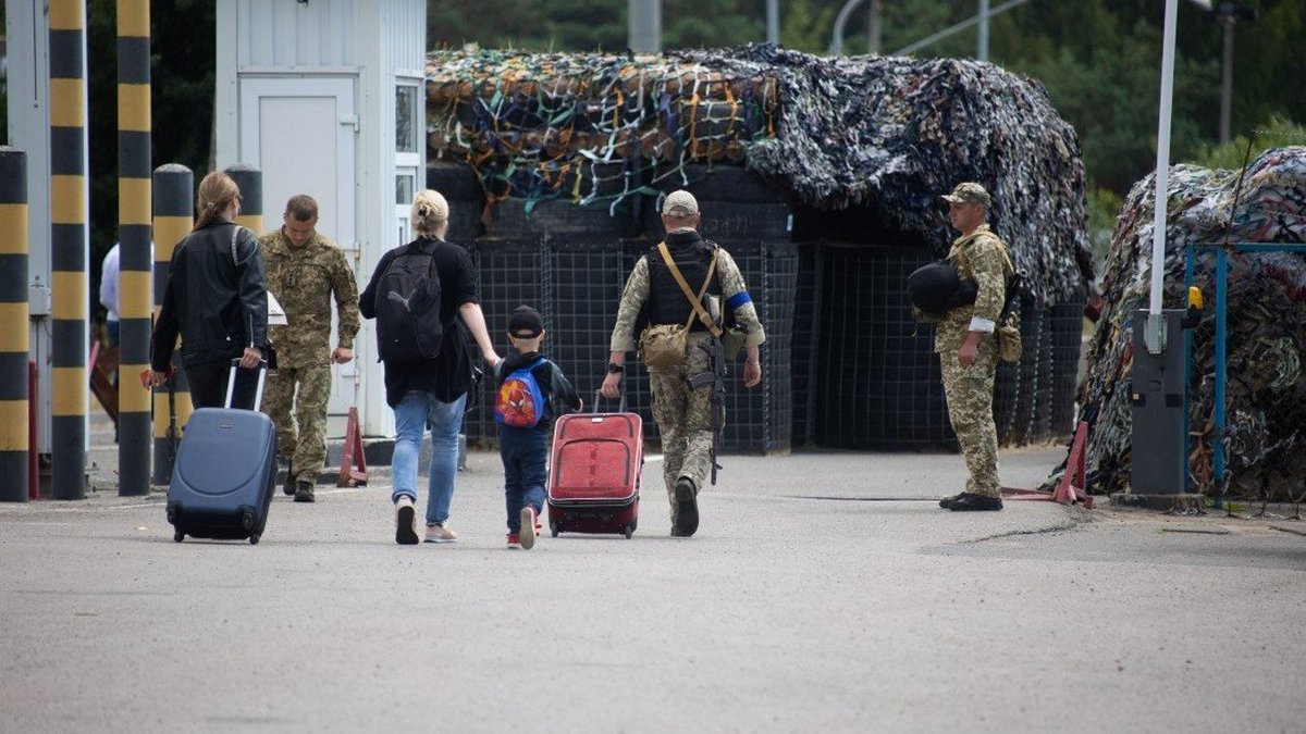 Сколько будет действовать статус временной защиты украинцев в ЕС