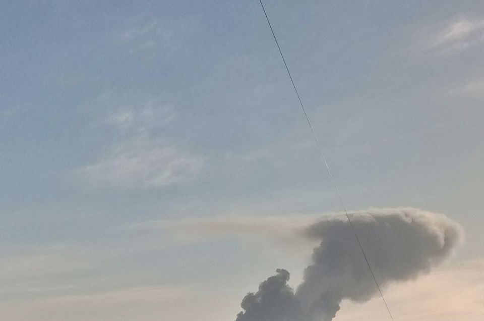 Над городом вздымается дым