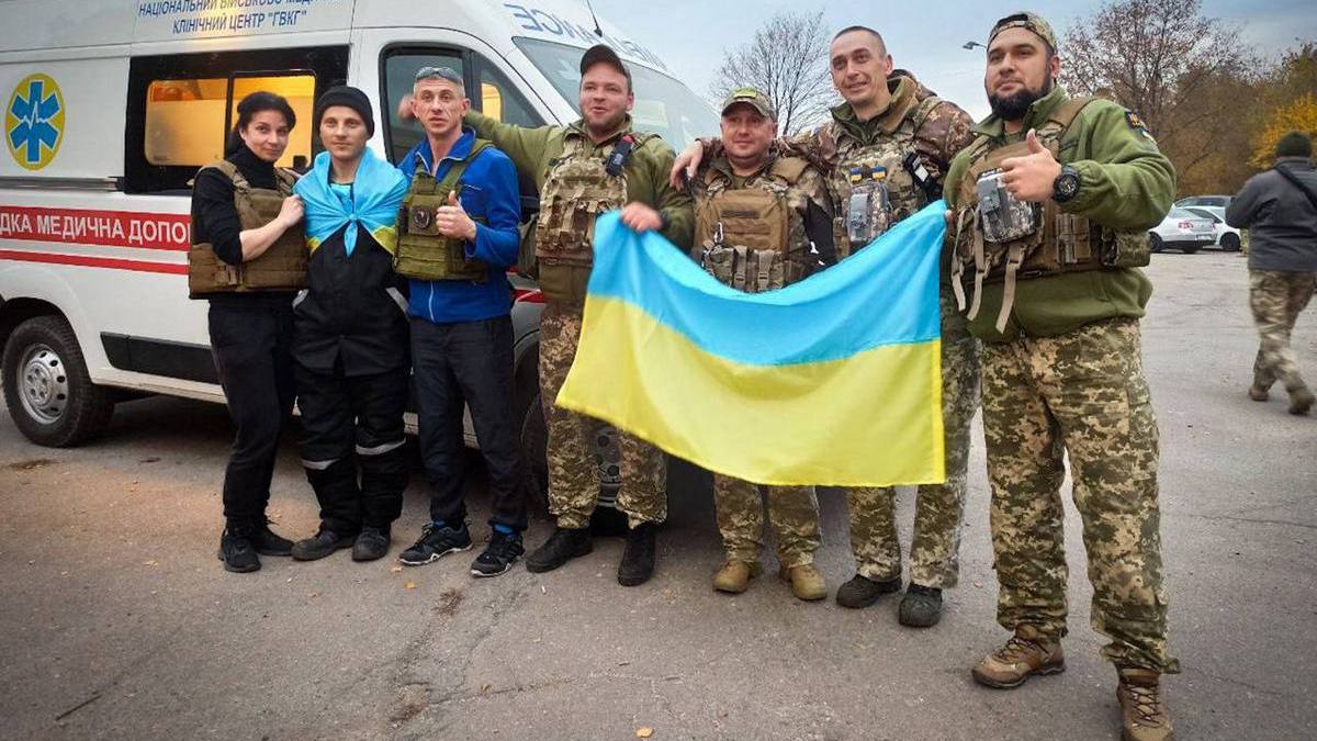 Україна повернула з полону 107 військових. Серед них — 74 захисників "Азовсталі" 1 Новини про - Україна повернула з полону 107 військових. Серед них — 74 захисників "Азовсталі"