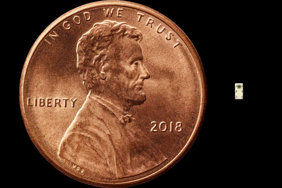 Шпионский чип в сравнении с монетой