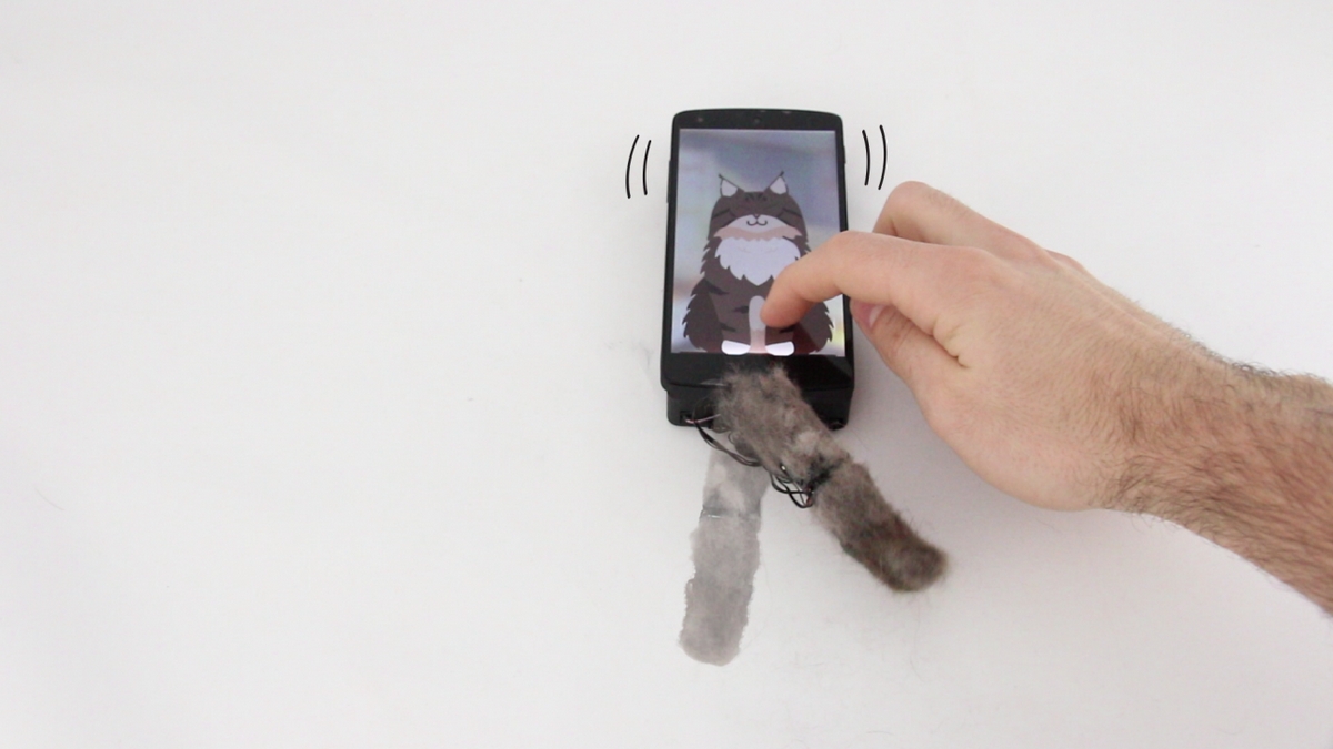 В наборе к гаджету есть меховая оболочка