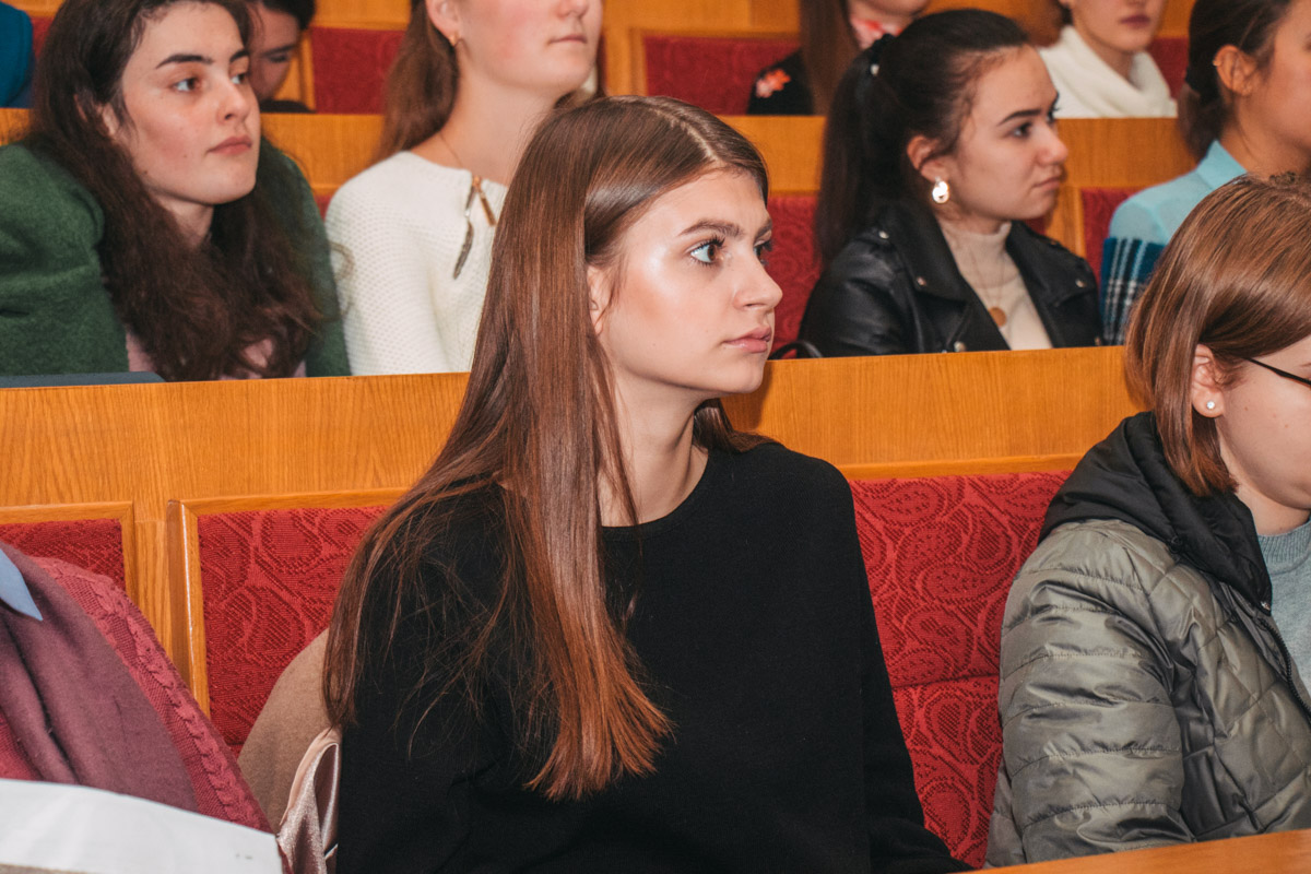 Одна из студенток, присутствующих на лекции спросила, какова роль женщины в роботизированном будущем