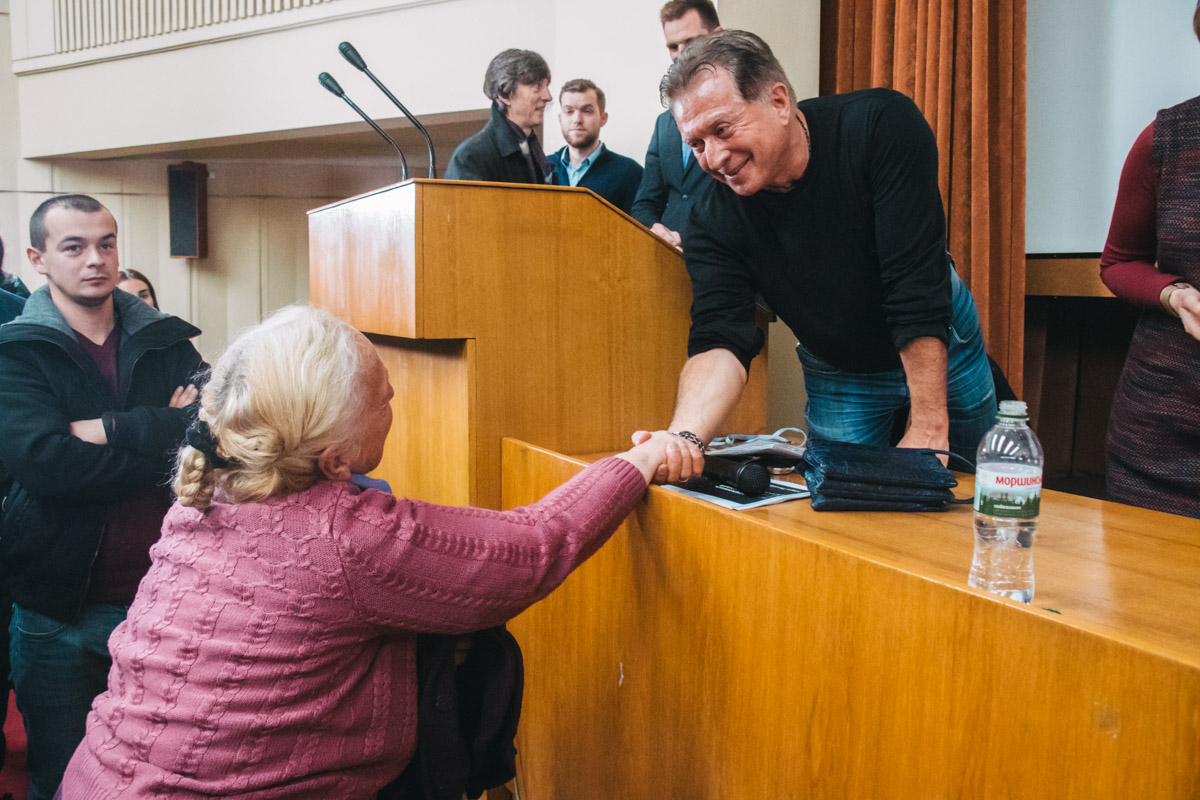 Миллиардер с радостью общался и фотографировался со своими слушателями