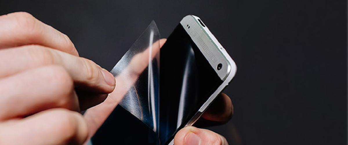 От трещин при падении пленка не защищает в принципе