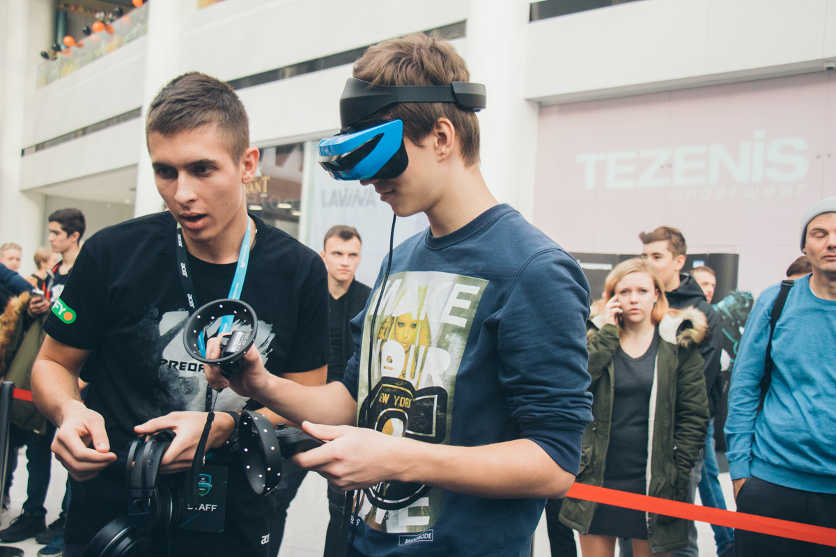 Те, кто хотел в полной мере ощутить себя в игре, тестировали Acer Mixed Reality
