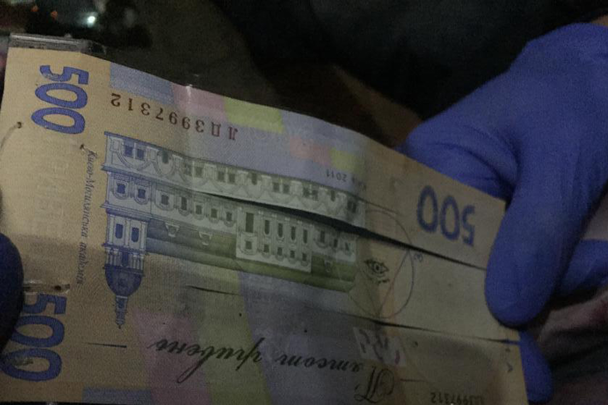 Преступники изготовили специальную купюру 500 гривен, с помощью которой пополняли свои счета в банке