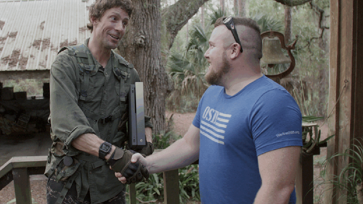 Поблагодарил ветерана за службу и вручил Xbox One X