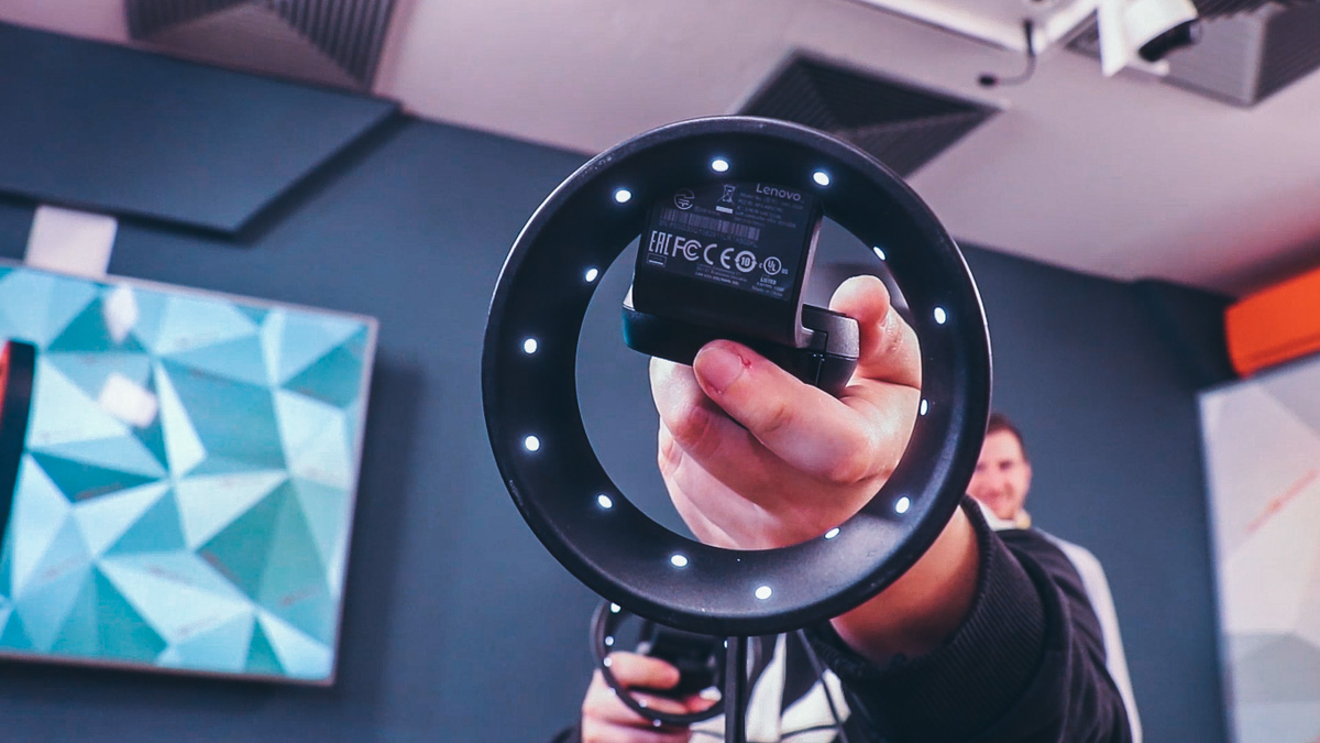 Отслеживание движений пользователя происходит благодаря встроенным датчикам