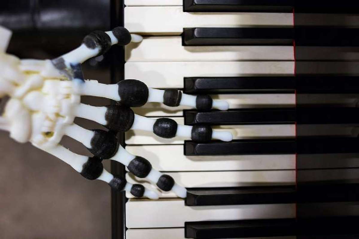 Робот умеет воспроизводить несколько коротких музыкальных мелодий в разном стиле и темпе