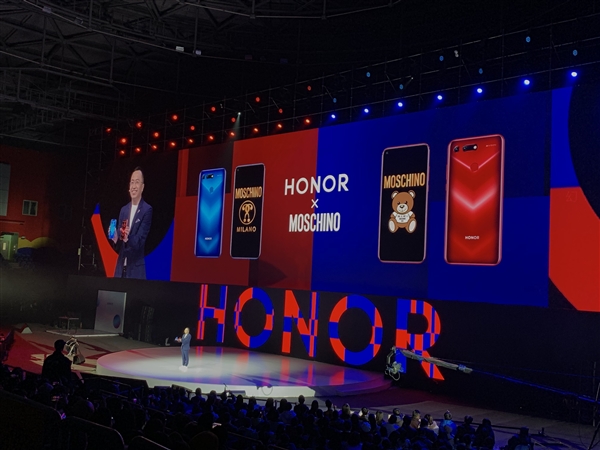 Коллаборация Honor и Moschino 